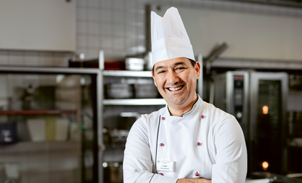 Küchenchef Alexander Saibel steckt schon morgens um sechs sein ganzes Team mit seiner 
Freude am Kochen an.