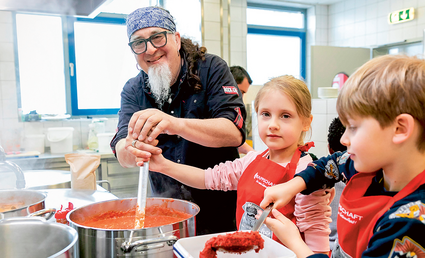 Stefan Marquard will Schulkindern vermitteln: Kochen rockt.