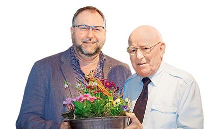 Mathias Rühe, Leiter des Büros der
Selbstverwaltung, überreicht Max Knuth
einen Blumengruß zum Geburtstag.