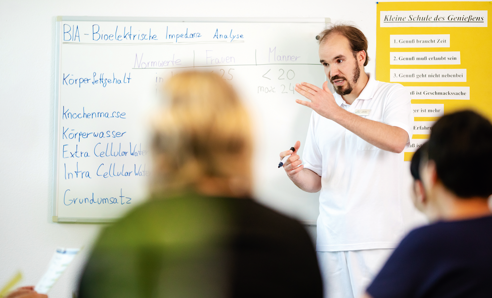 Bei Marcel Ecke lernen die Rehabilitandinnen und
Rehabilitanden, was eine ausgewogene Ernährung ausmacht.