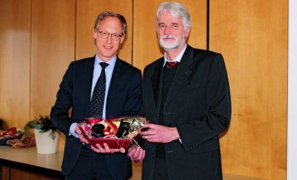 Zur Verabschiedung in
den Ruhestand erhielt der
scheidende Geschäftsführer Peter-Oliver
Weber (rechts) ein Präsent aus den Händen des Vorstandsvorsitzenden
Cornelius Neumann-Redlin.