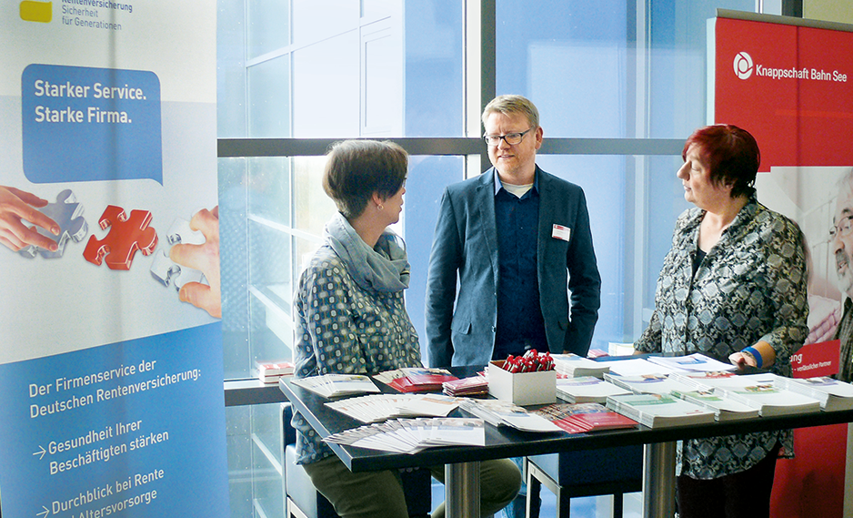 Sabine Giesselbach, Dirk Wiesendahl und Sheila Meyer beraten zum Firmenservice.