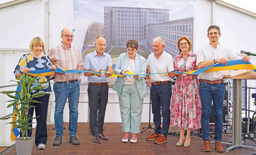 Die Staatssekretärin im Ministerium für Arbeit, 
Soziales, Frauen und Gesundheit im Saarland, 
Bettina Altesleben (Mitte), mit Rainer Himbert (3. v. l.) aus dem Sanierungsteam, den Vorstandsvorsitzenden der DRV Saarland, Simon Geib (1. v. r.), Fabian Schulz (2. v. l.) mit der 
Geschäftsführung, Stephanie Becker-Kretschmer (1. v. l.) und Petra Nickels (2. v. r.), Leiterin des Sanierungsprojekts, und dem Vorsitzenden des Bauausschusses, Martin Vanoli (3. v. r.), beim 
feierlichen Banddurchschnitt.