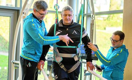 Wer gehen will, muss  gehen“ – Jürgen Becker wird beim Training von zwei Physiotherapeuten 
unterstützt.