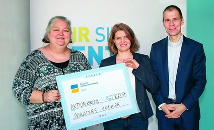 Ilka Rathmann und Volker Reitstätter (DRV Nord) übergeben Julia von Bargen (Aktion Kinderparadies, Mitte) die Spende.