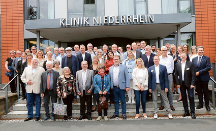 Die Vertreterversammlung vor der Klinik Niederrhein.