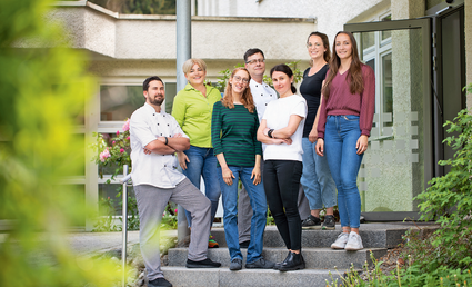 Küchenchef Fabian Forderer (l.) und Ökotrophologin Sarah Reikat (2.v.r.) mit dem Ernährungsteam der Rehaklinik Überruh.