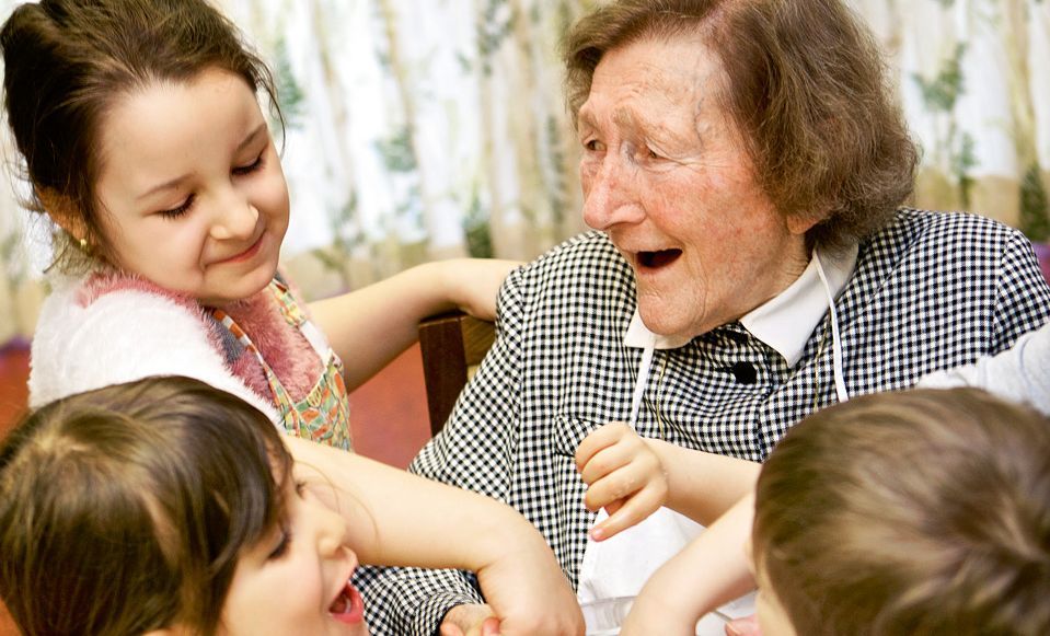 Die Kita im Seniorenheim: Die Kleinen profitieren von der Lebenserfahrung der Rentner, und die Älteren leben auf. 